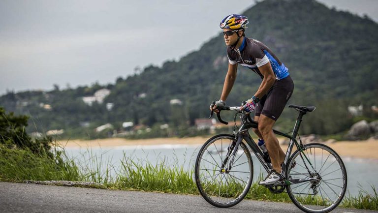 pedalear de pie o pedalear sentado