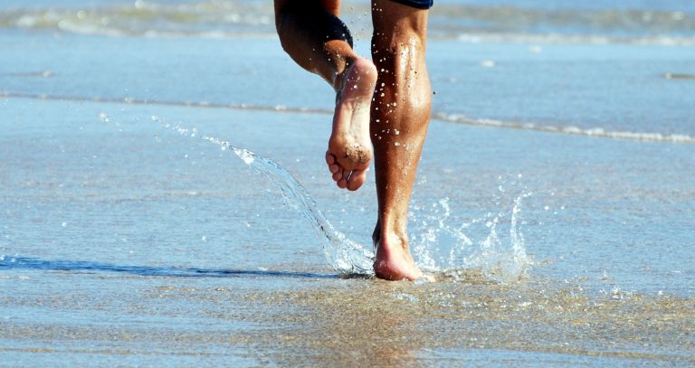 correr descalzo