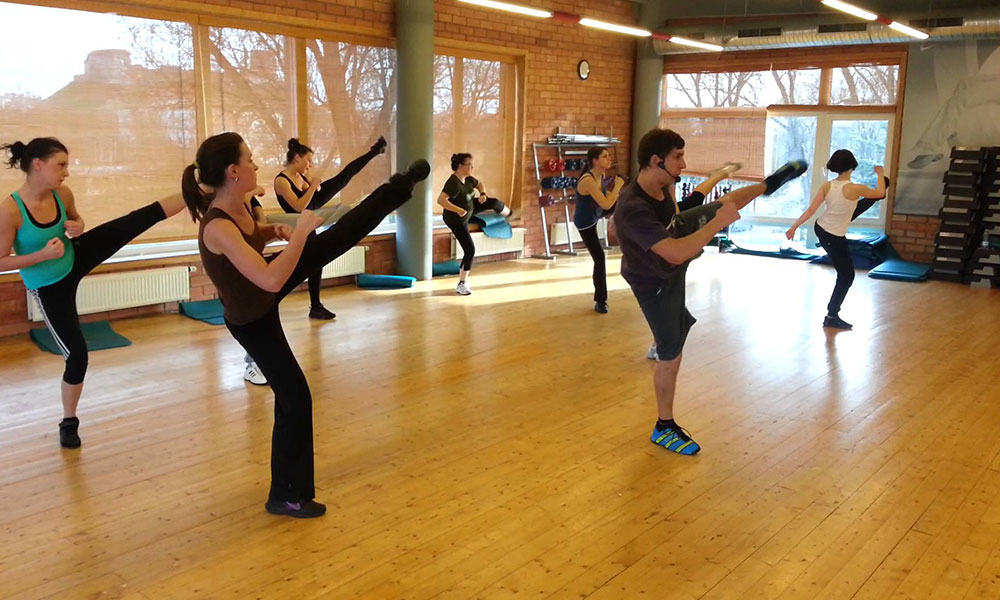 Hacer Tae Bo, rutina de ejercicios que combina taekwondo y boxeo