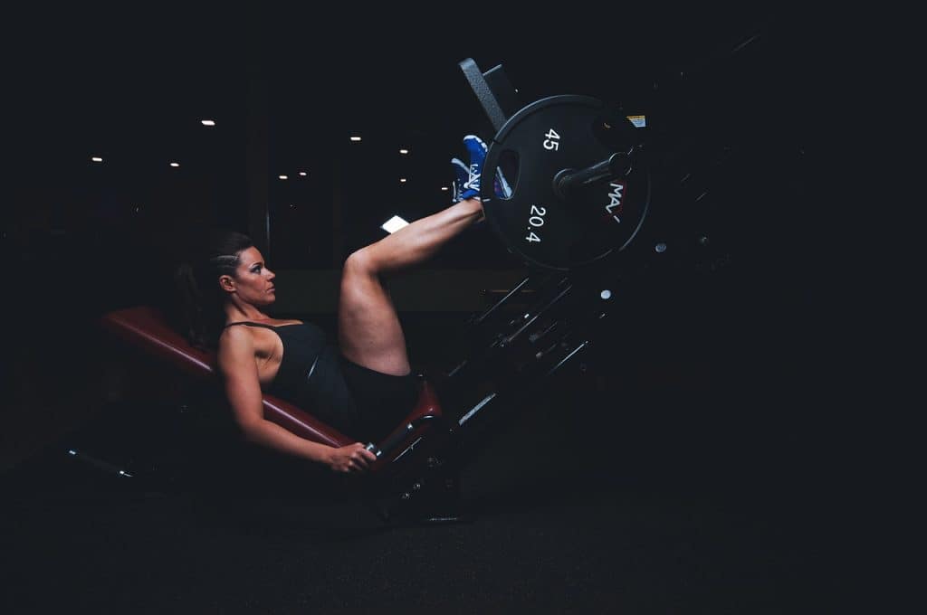 máquinas de gimnasio para entrenar las piernas