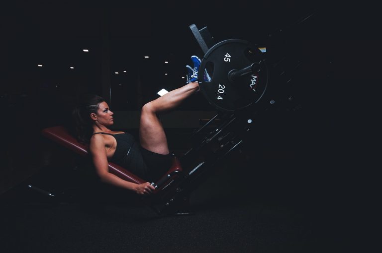 máquinas de gimnasio para entrenar las piernas