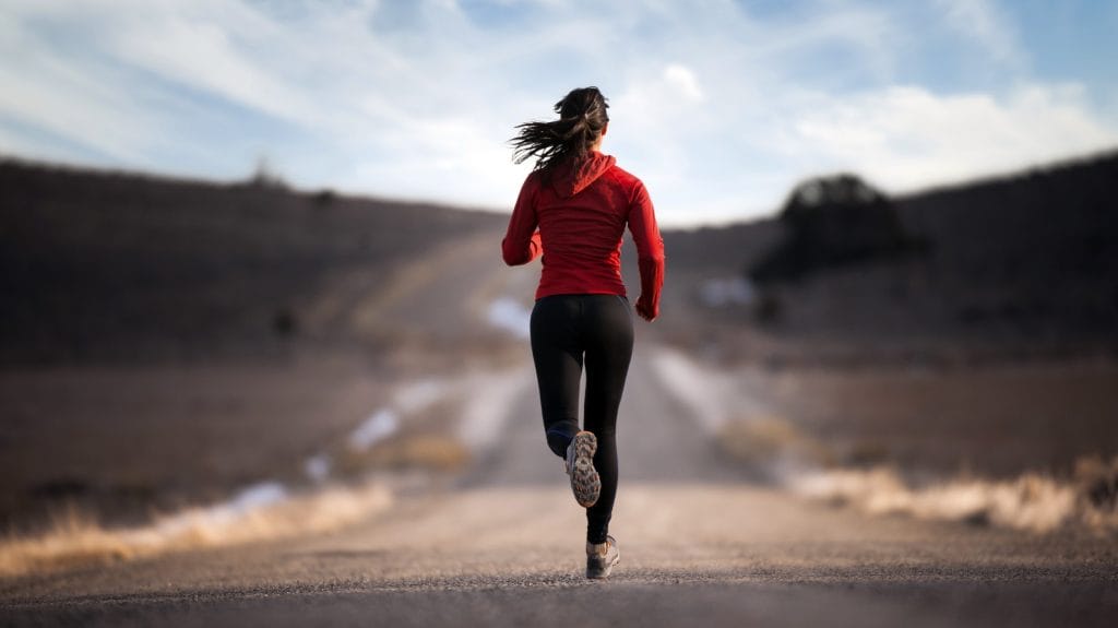 correr por montaña o terreno plano