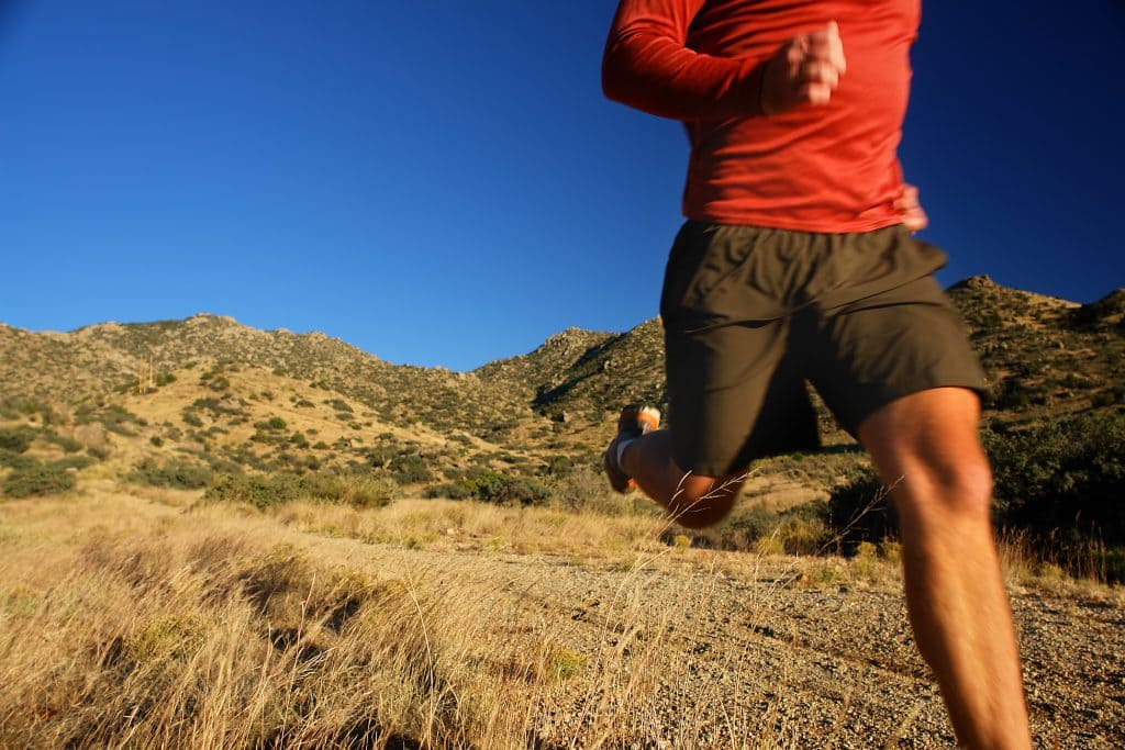 correr cuesta abajo
