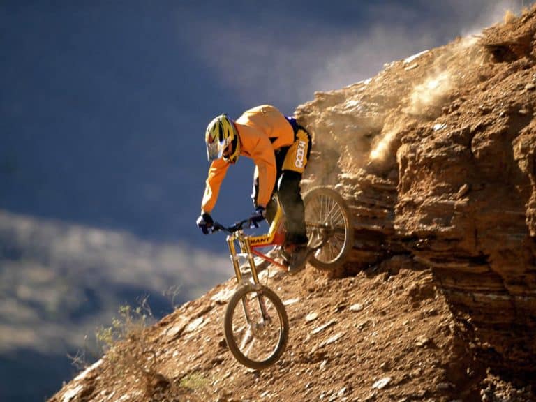 Hombre haciendo ciclismo de montaña