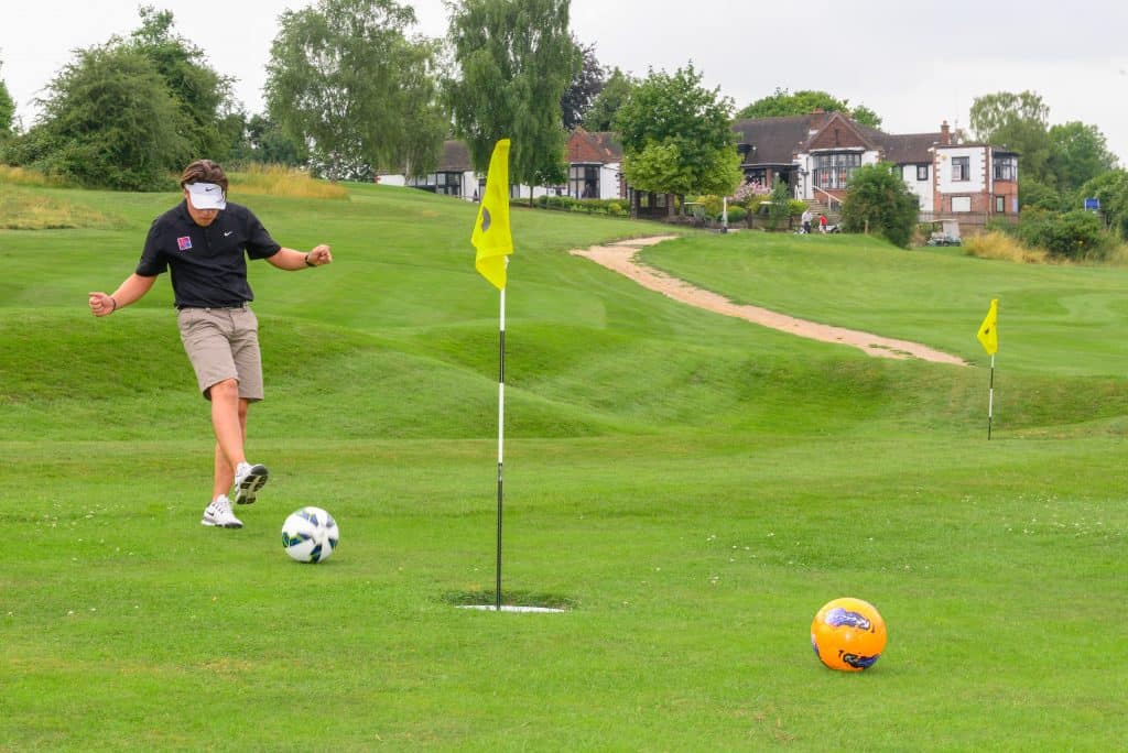 El nuevo deporte footgolf una mezcla entre futbol y golf