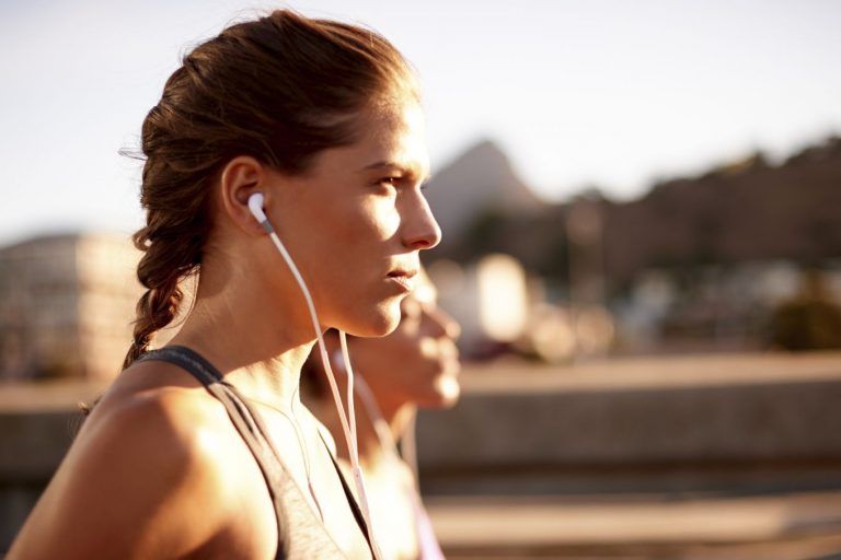 mejores auriculares deportivos para entrenar y hacer deporte