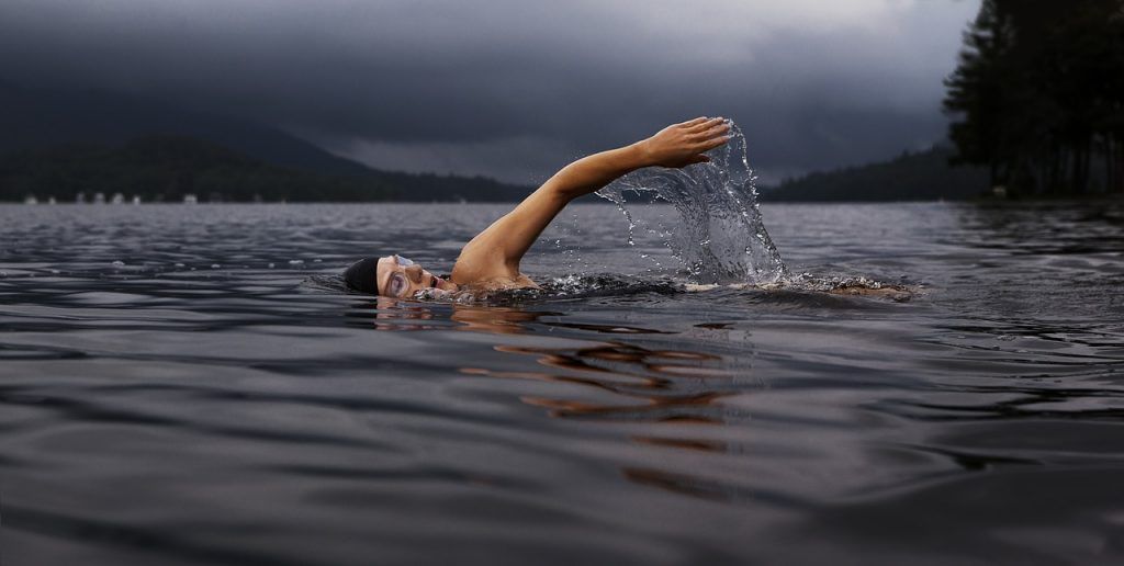 Natación para quemar grasa abdominal