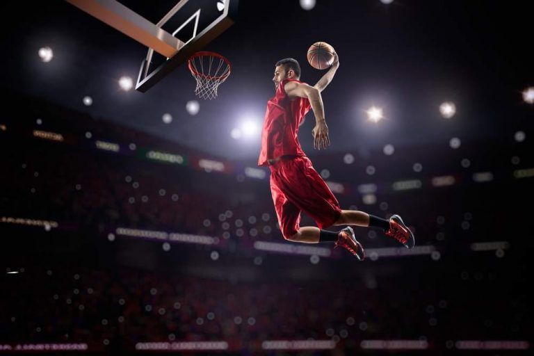 jugar baloncesto