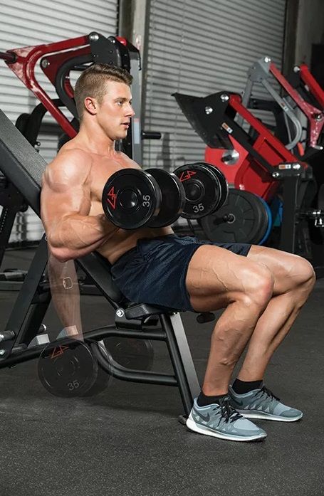 Mancuernas en banco inclinado