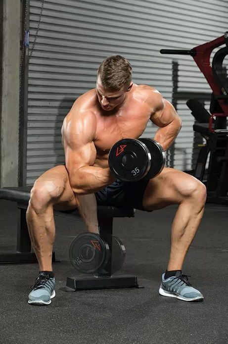 Ejercicio de concentración con mancuernas