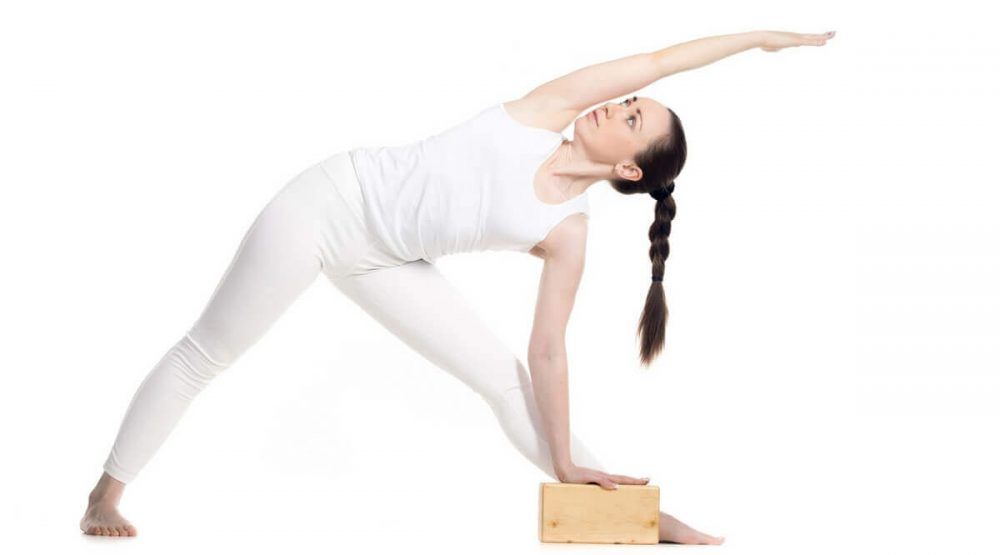 Postura del triángulo con un bloque de yoga