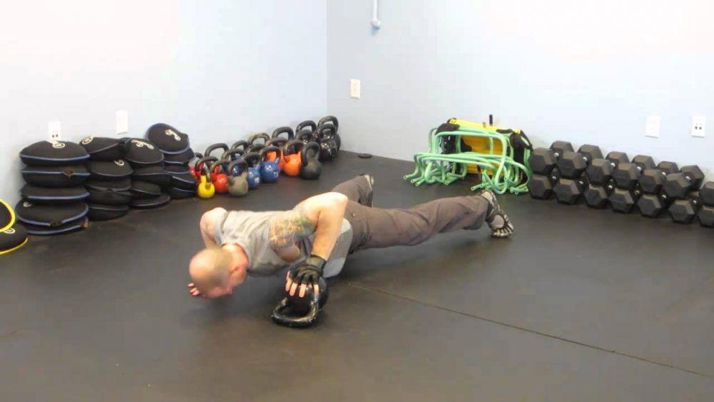 Push-up con kettlebell