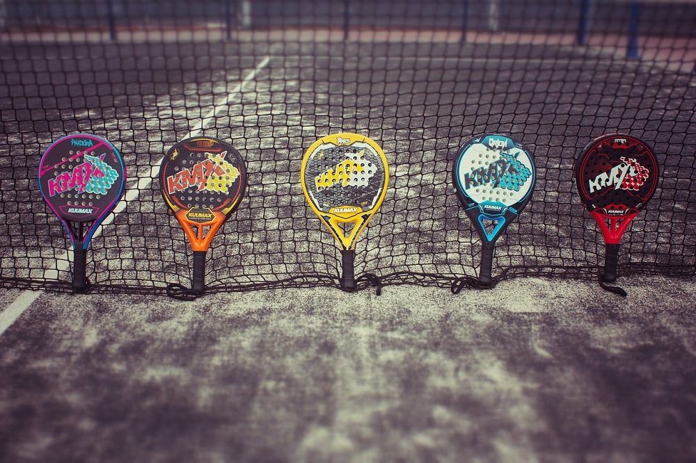 Palas de padel en la cancha