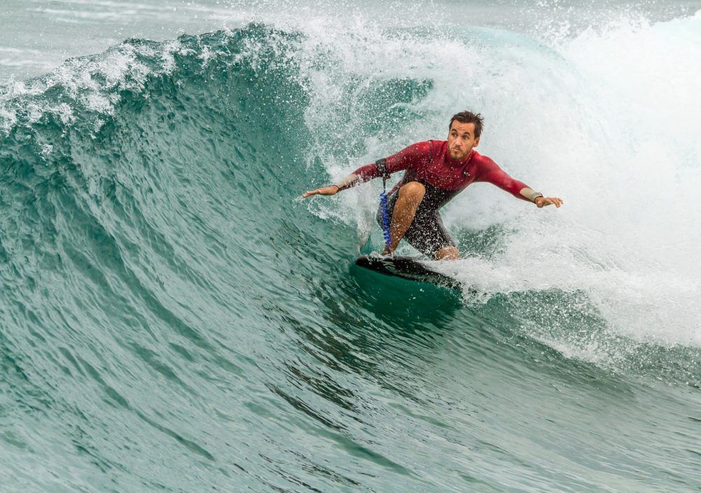 Hombre haciendo surf