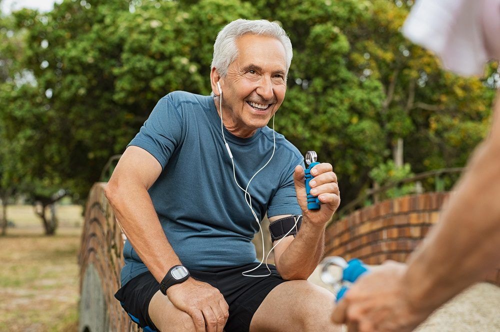 Hombre de edad avanzada haciendo ejercicio