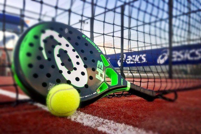 Pala de padel para jugadores que sufren epicondilitis