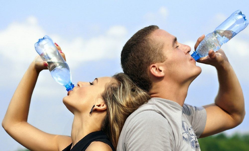 beber agua, hidratarse
