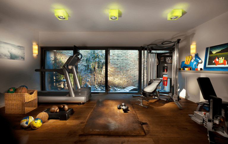 Diversas máquinas de gimnasio para tener en casa