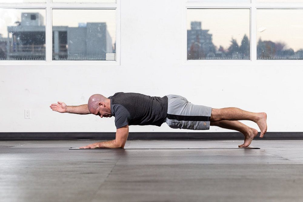 Plank con antebrazo con un brazo y una pierna