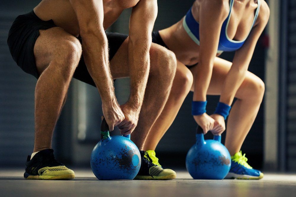 Variantes del ejercicio kettlebell swing
