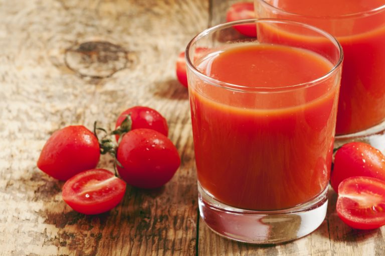 ¿Cuáles son los beneficios del zumo de tomate natural?