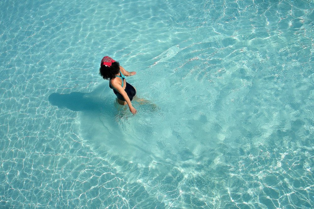 9 ejercicios para hacer en el agua y ponerte en forma disfrutando