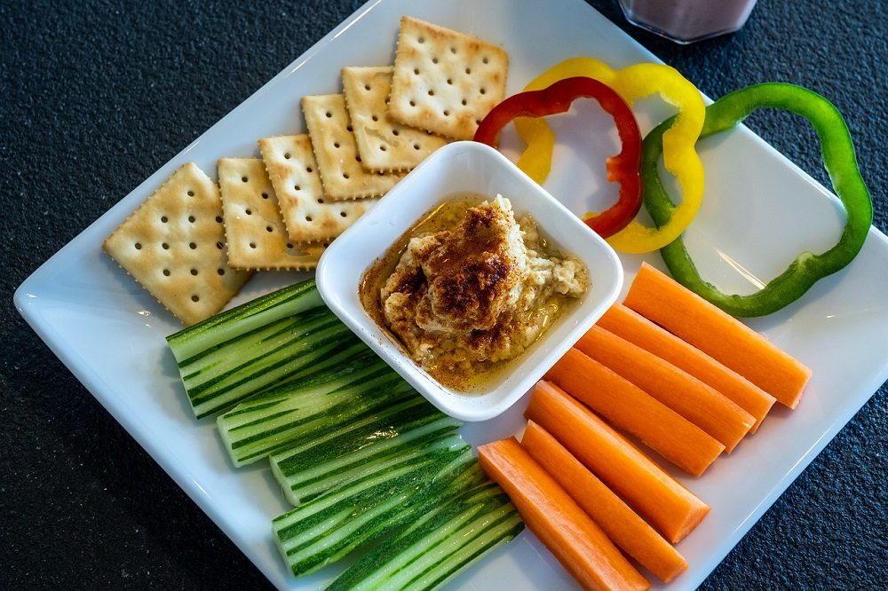 Hummus con verduras para servir en una barbacoa saludable