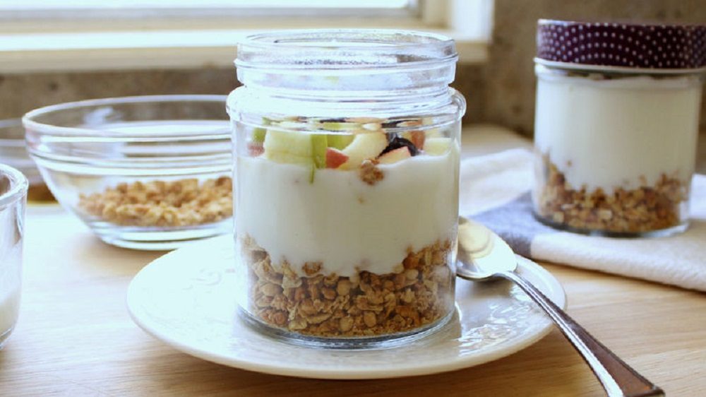 recetas saludables de postres para diabéticos: yogur de manzana y granola