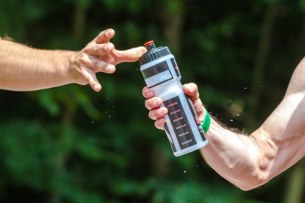 Es malo no beber agua al hacer deporte
