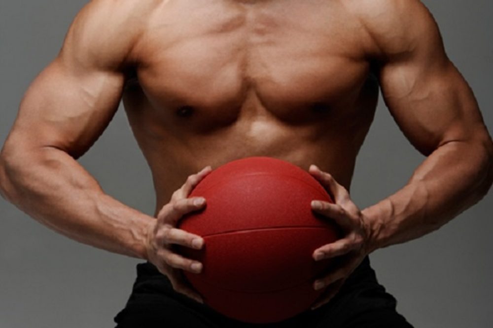 9 ejercicios con balón medicinal para tonificar todo el cuerpo