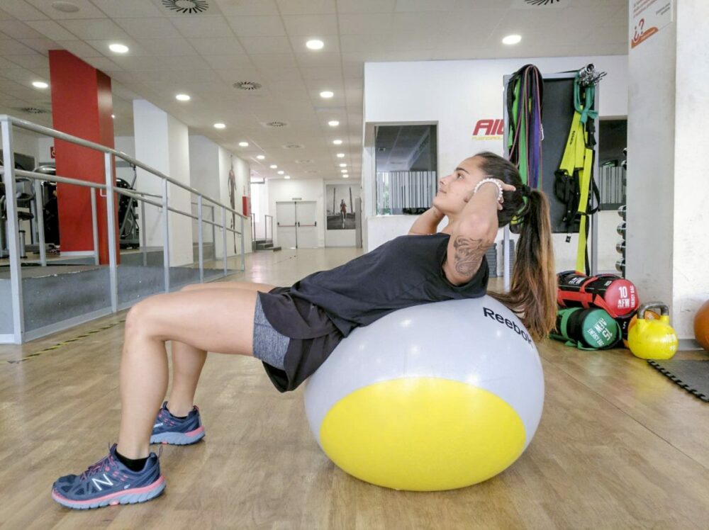 Flexiones y abdominales con pelota suiza o fitball