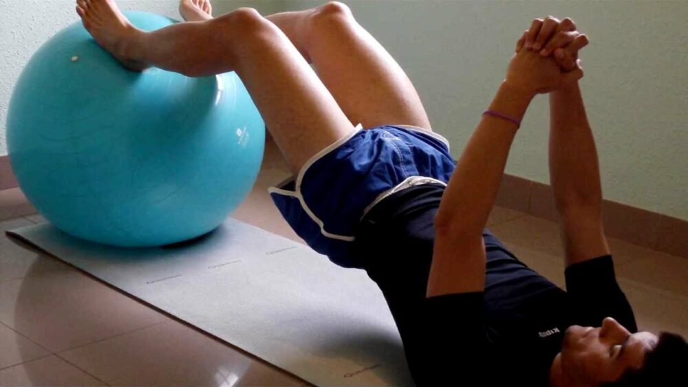 Elevación de cadera, uno de los mejores ejercicios con fitball para core