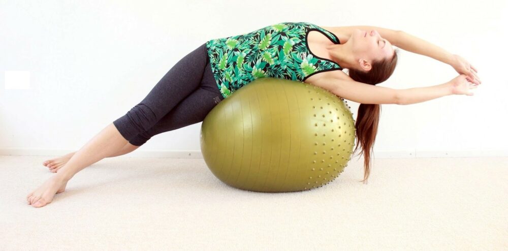 Realiza estiramientos con fitball después de entrenar