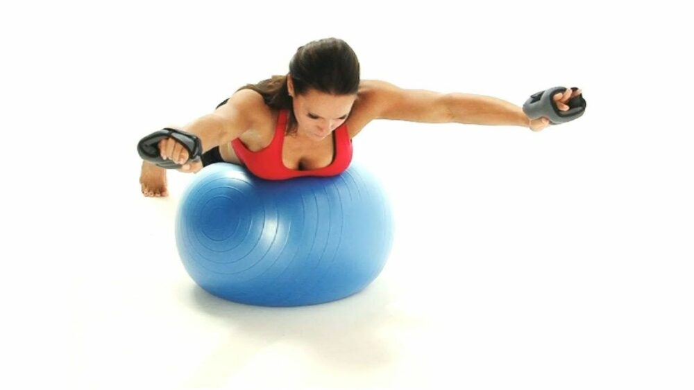Ejercicios con fitball o pelota suiza para mejorar equilibrio como el supermán