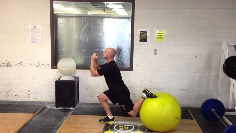 zancada, uno de los mejores ejercicios con fitball o pelota suiza que puedes hacer