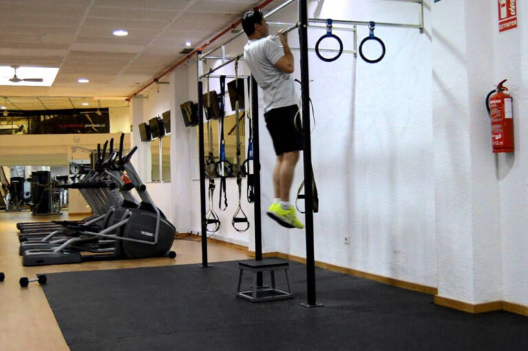 dominadas con gomas elásticas de resistencia