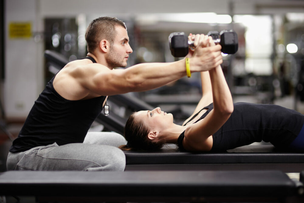 Entrenamiento con pesas para principiantes - apoyo de un entrenador