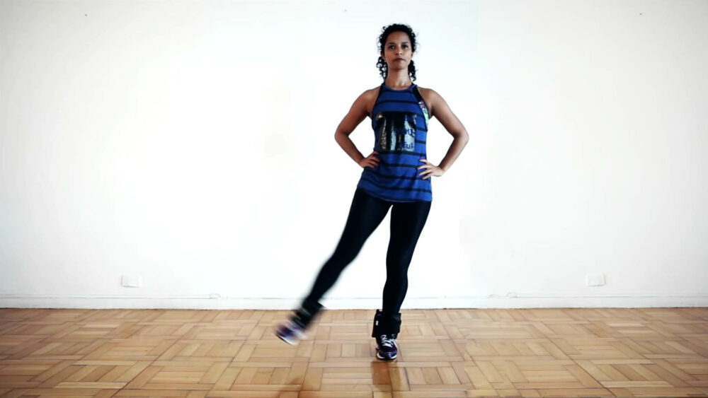 Patada lateral con lastre, un buen entrenamiento con peso en los tobillos para principiantes