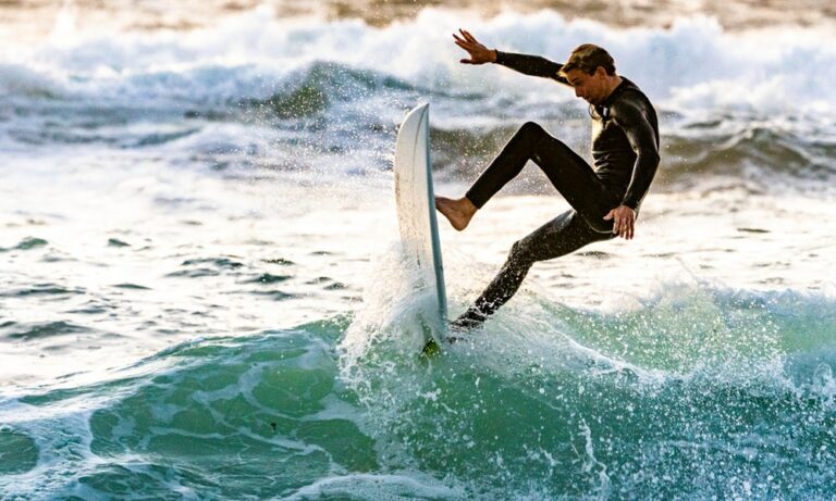 La tabla es uno de los elementos de un buen equipamiento para hacer surf