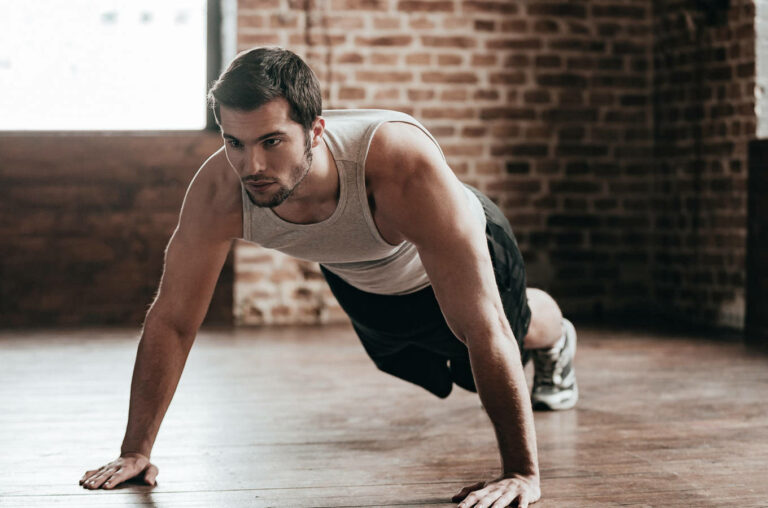 7 ejercicios de pecho con peso corporal que no requieren de máquinas