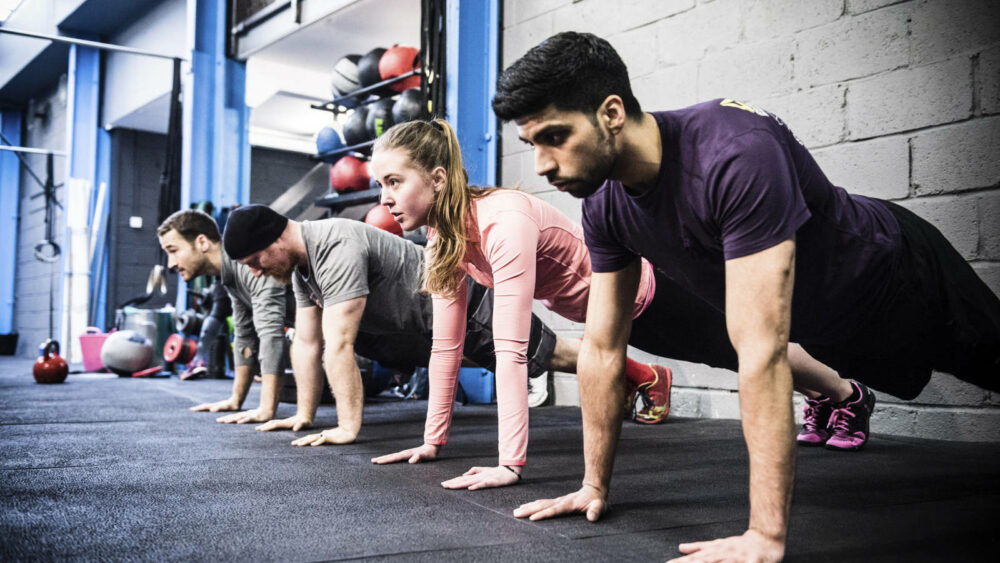 Las flexiones básicas, uno de los mejores ejercicios de pecho con peso corporal que puedes hacer en casa