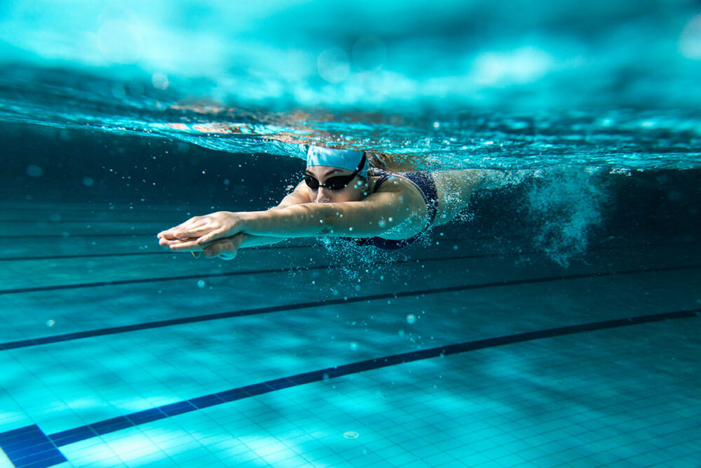 Nadar es uno de los deportes para liberar estrés más completos
