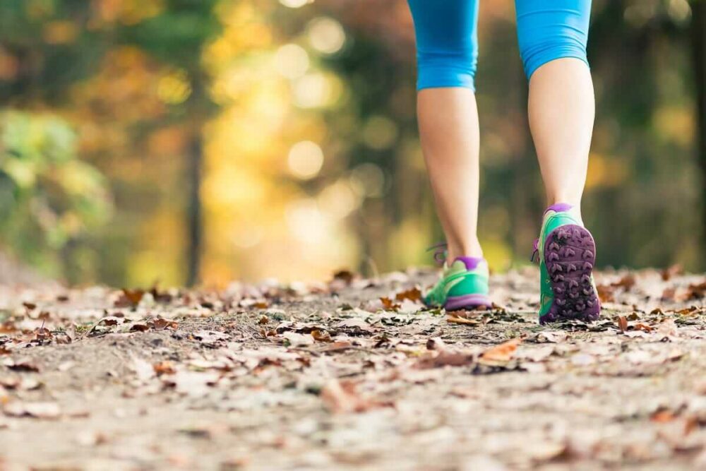 beneficios de andar rápido