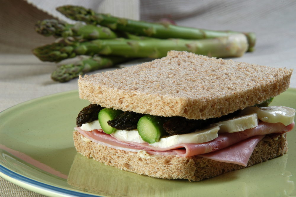 sándwiches saludables de espárragos con queso de cabra