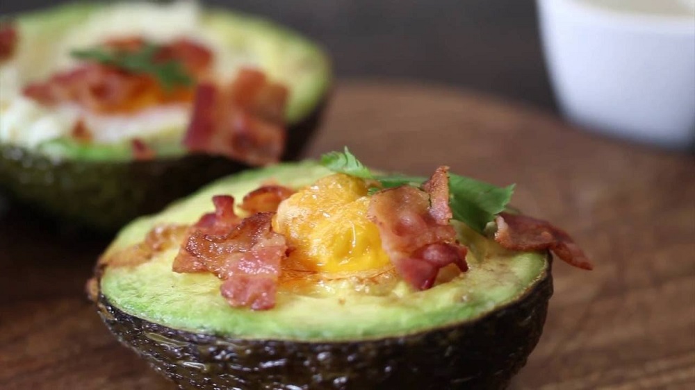 Receta de aguacate con huevo y bacón