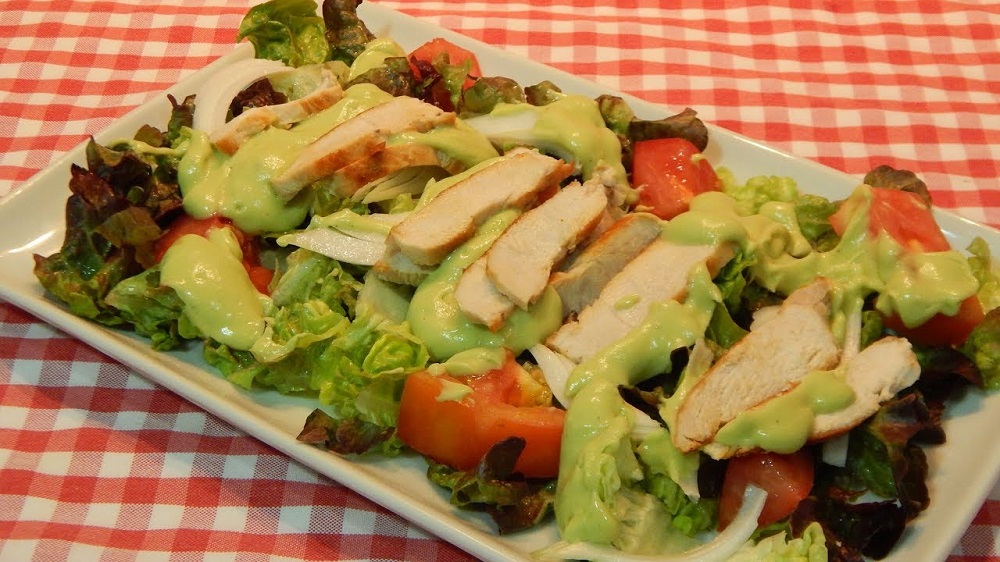 Ensalada de pollo con mayonesa de aguacate