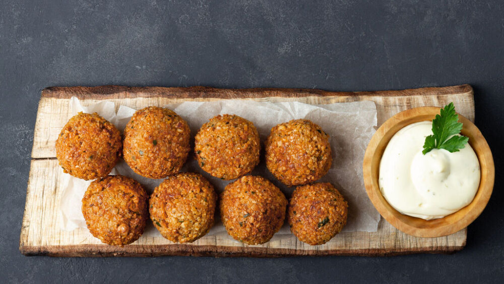 Hacer falafels, uno de los mejores platos veganos altos en proteína