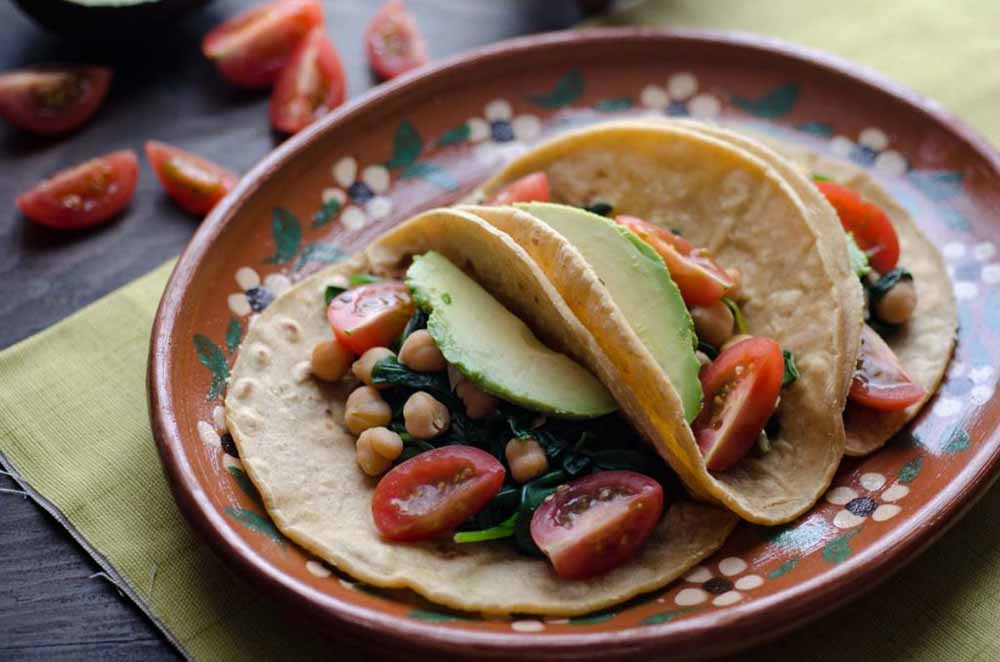 Receta vegana de tacos de garbanzo y espinacas, uno de los mejores platos veganos altos en proteína
