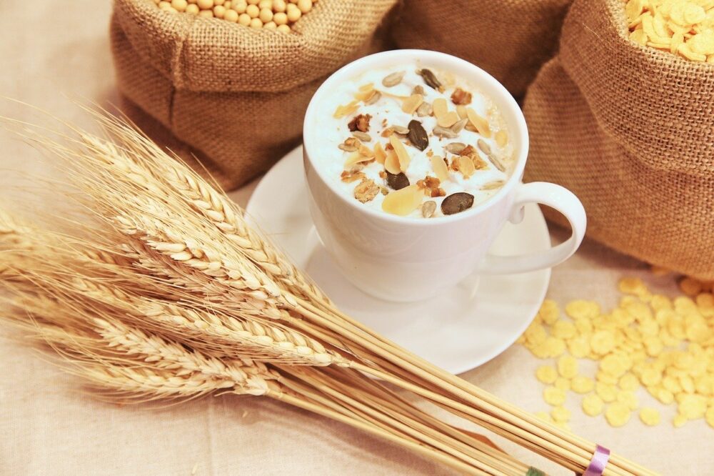 Dentro de los beneficios de la leche de avena está el bajar de peso
