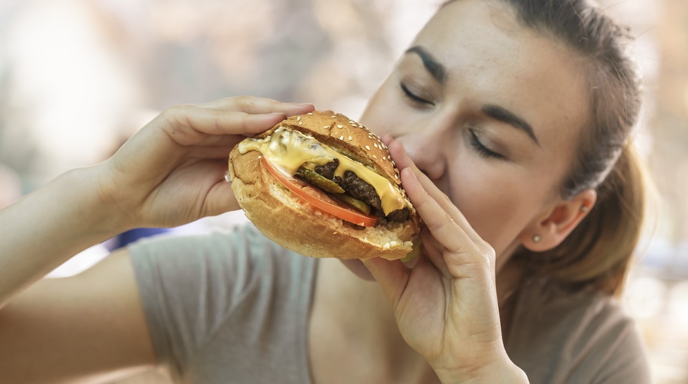 comer hamburguesa